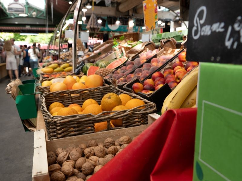 Kraam met vers fruit en groente op Marché des Enfants Rouges
