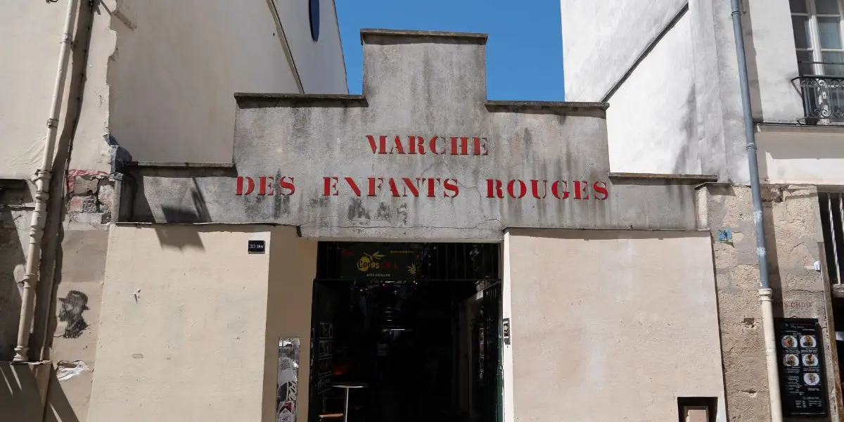 De ingang van de overdekte markt Marche des Enfants Rouges in Le Marais