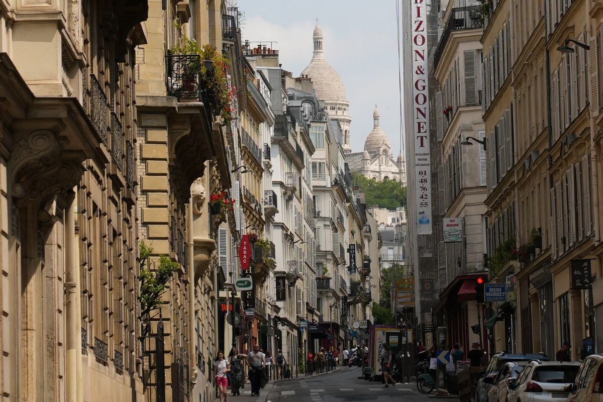 Zicht op de Sacre-Coeur vanuit een smal straatje