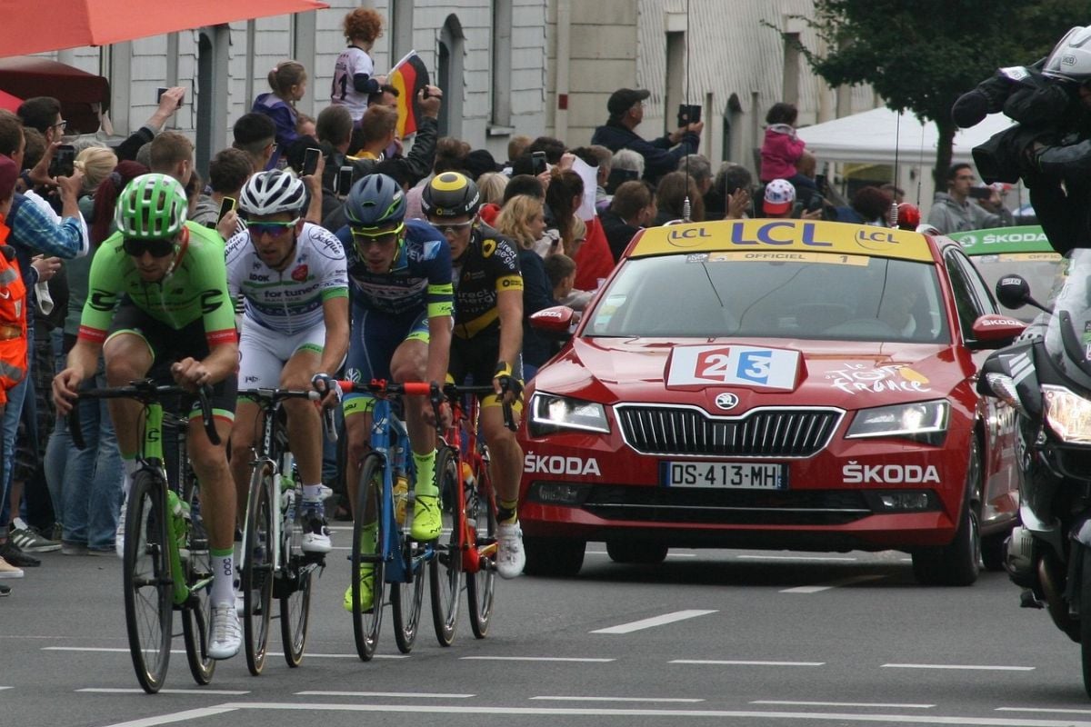 Peloton van de Tour de France rijdt door een stadsstraat