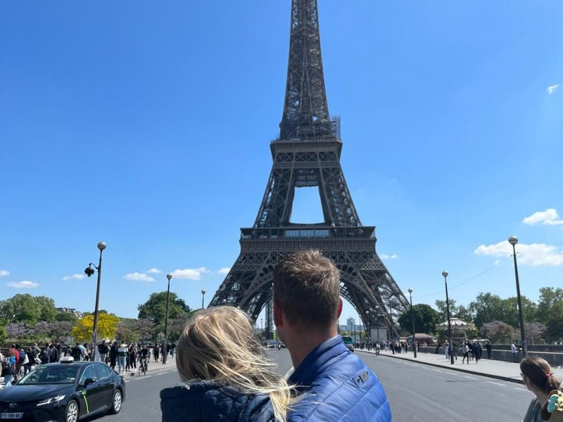 Gezin dat naar de Eiffeltoren kijkt