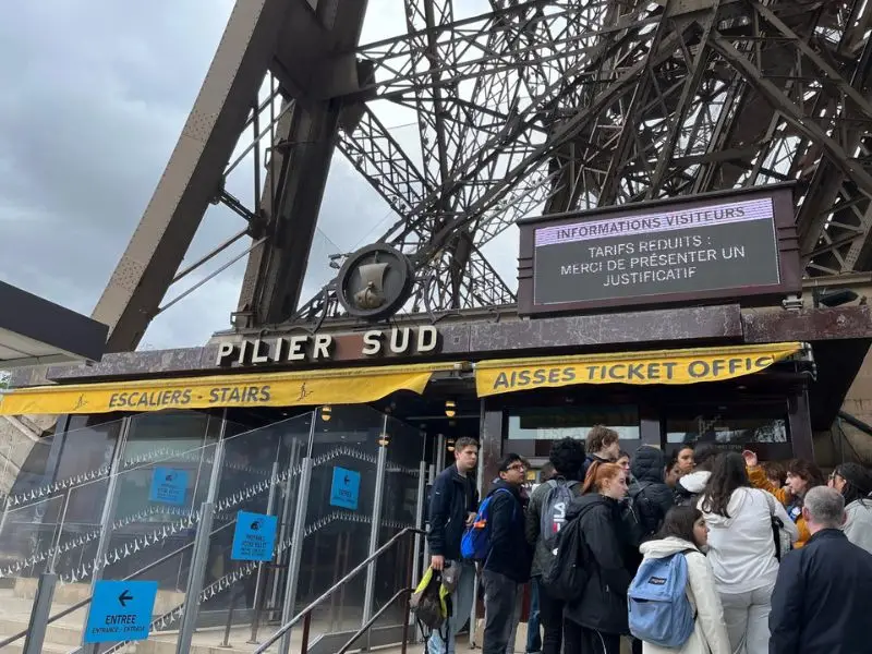 Eiffeltoren entreetickets balie aan pilar sud